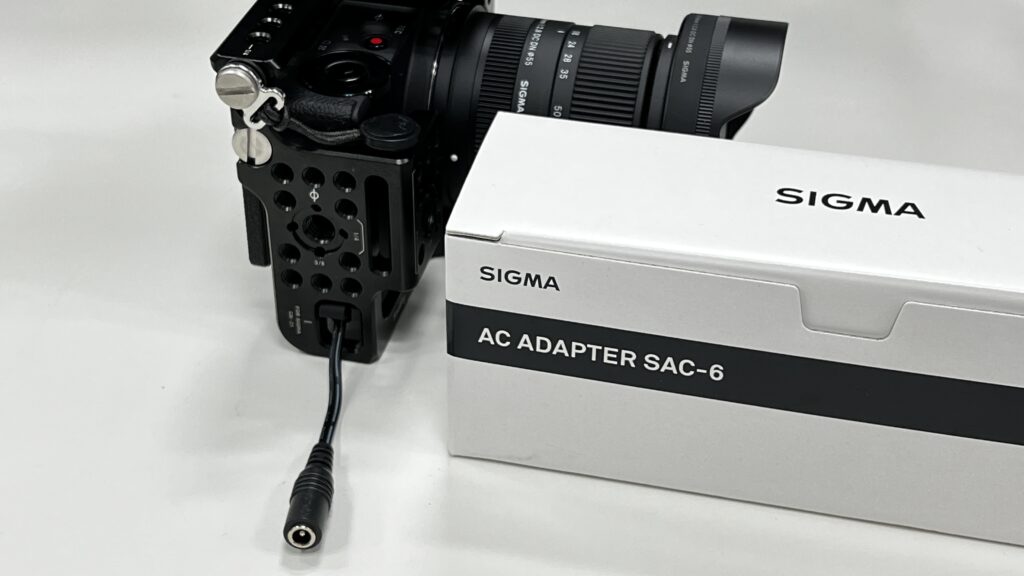 SIGMA fp Lでバッテリーを使用せずにコンセント給電が可能なAC 