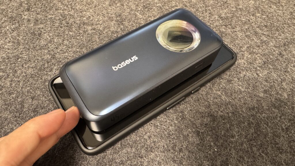 EnerCore CR11 巻取式ケーブル内蔵モバイルバッテリーのサイズ比較