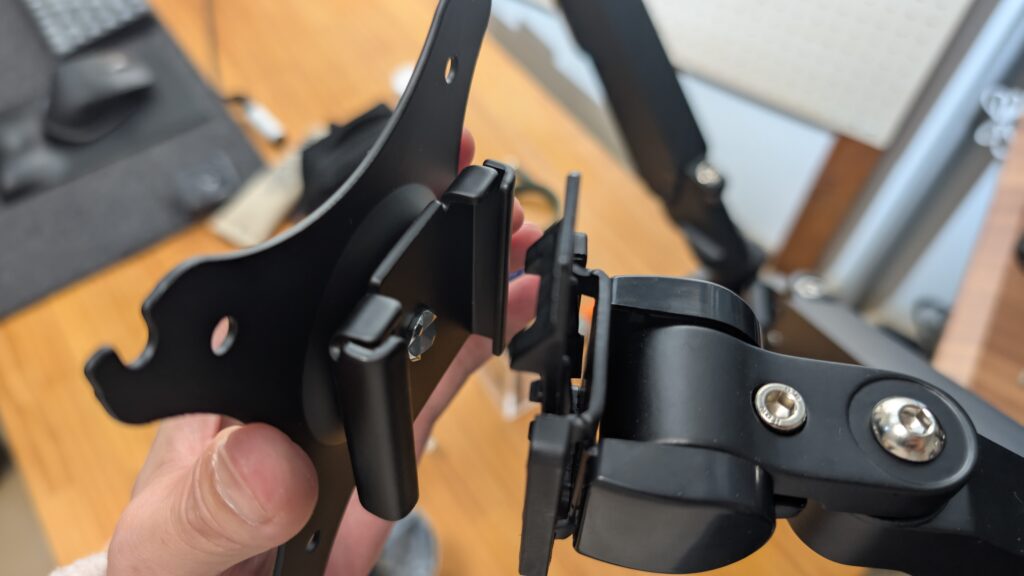 FLEXISPOT F8LD アームへモニターを固定