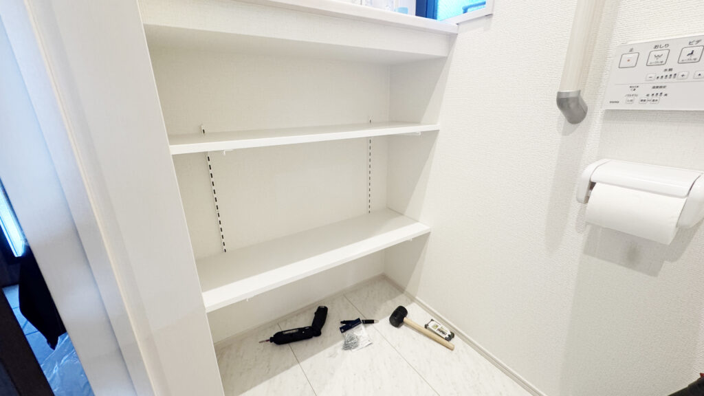 棚板をビスで固定