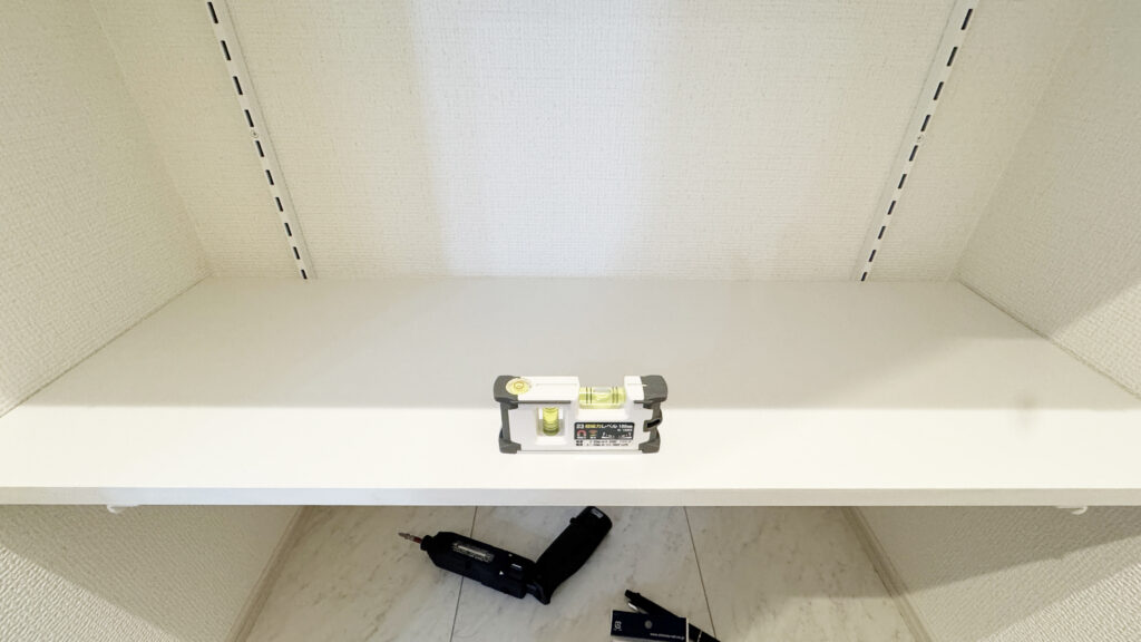 棚板の水平確認